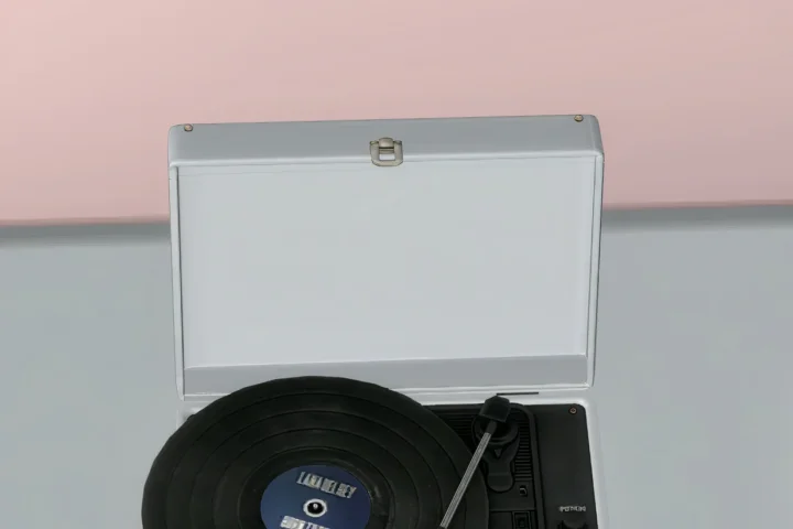 Minimal vinyl record player